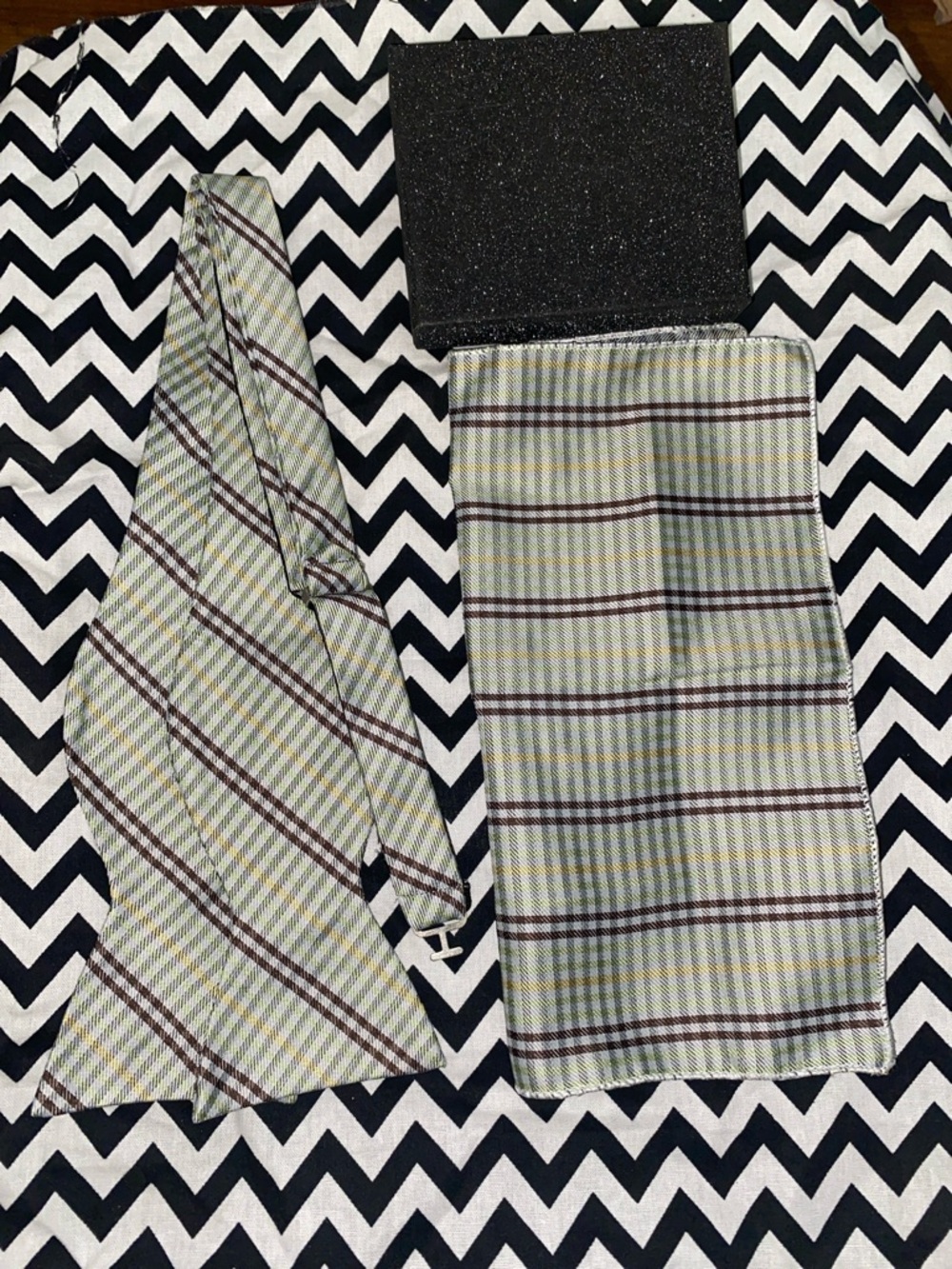 BNIB: Bow Tie & Pocket Square Set green gray brown